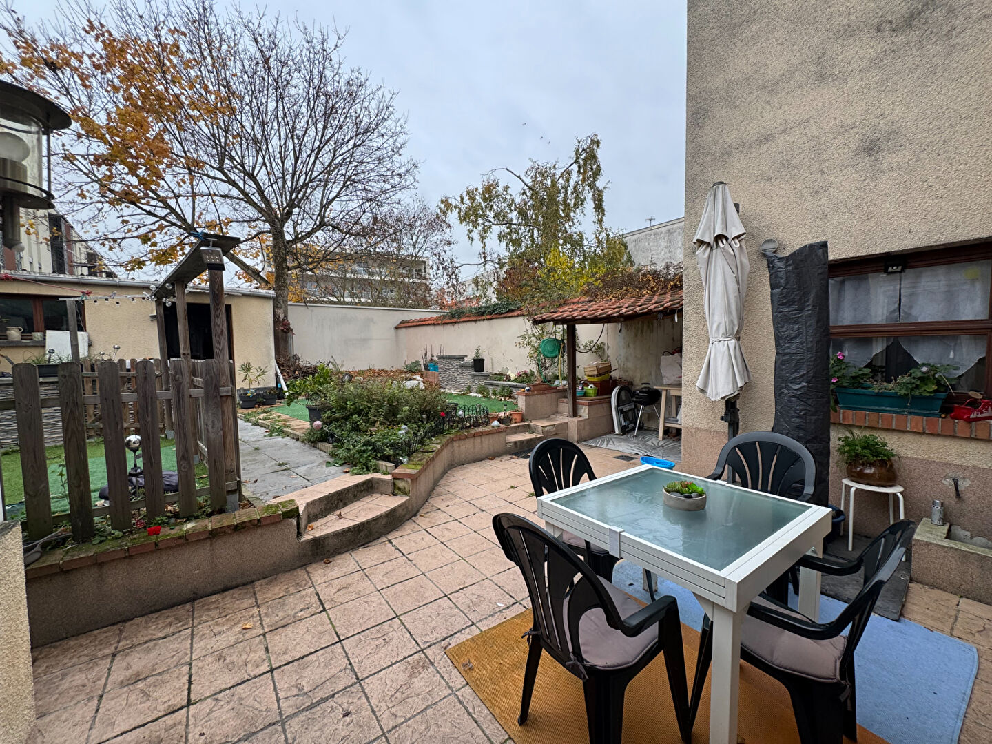 Maison, jardin, 3 garages et 1 dépendance - Bétheny