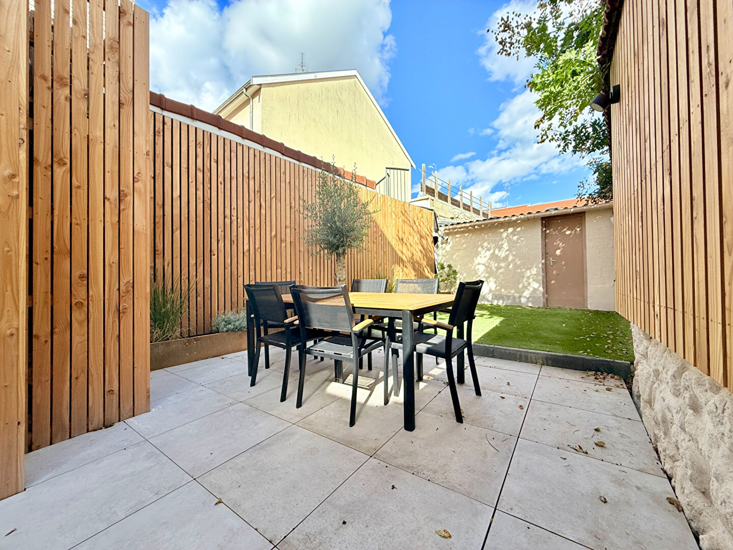 Maison avec extérieur et garage proche centre ville
