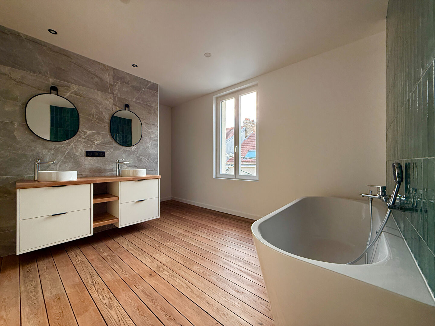 Maison avec extérieur et garage proche centre ville