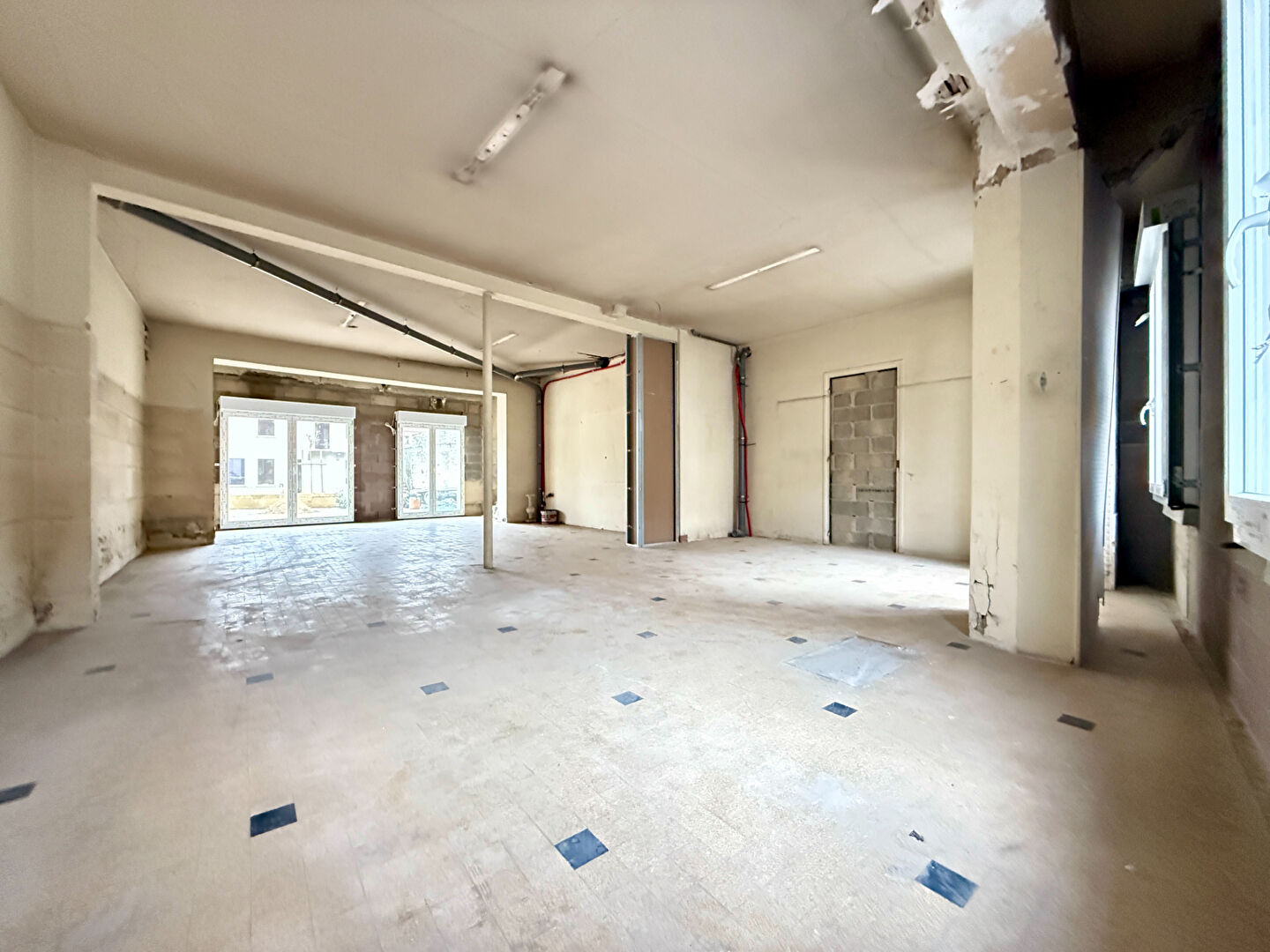 Plateaux à aménager avec parking et terrasse