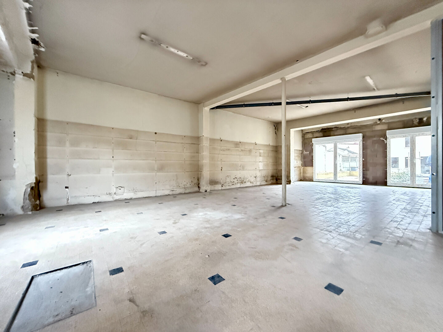 Plateaux à aménager avec parking et terrasse