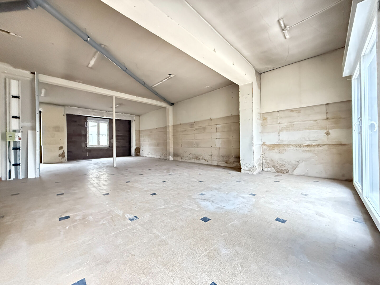 Plateaux à aménager avec parking et terrasse