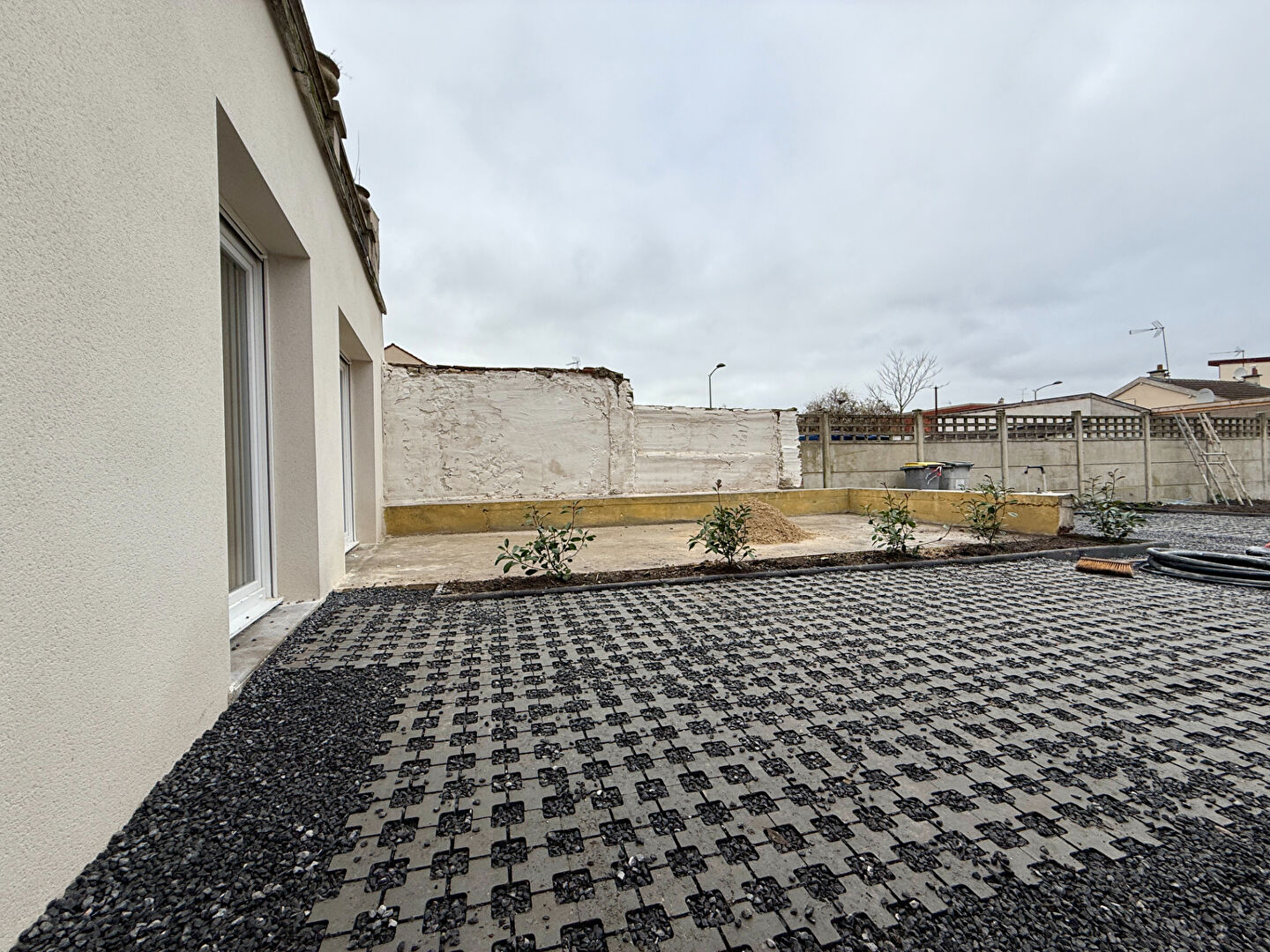 Plateaux à aménager avec parking et terrasse