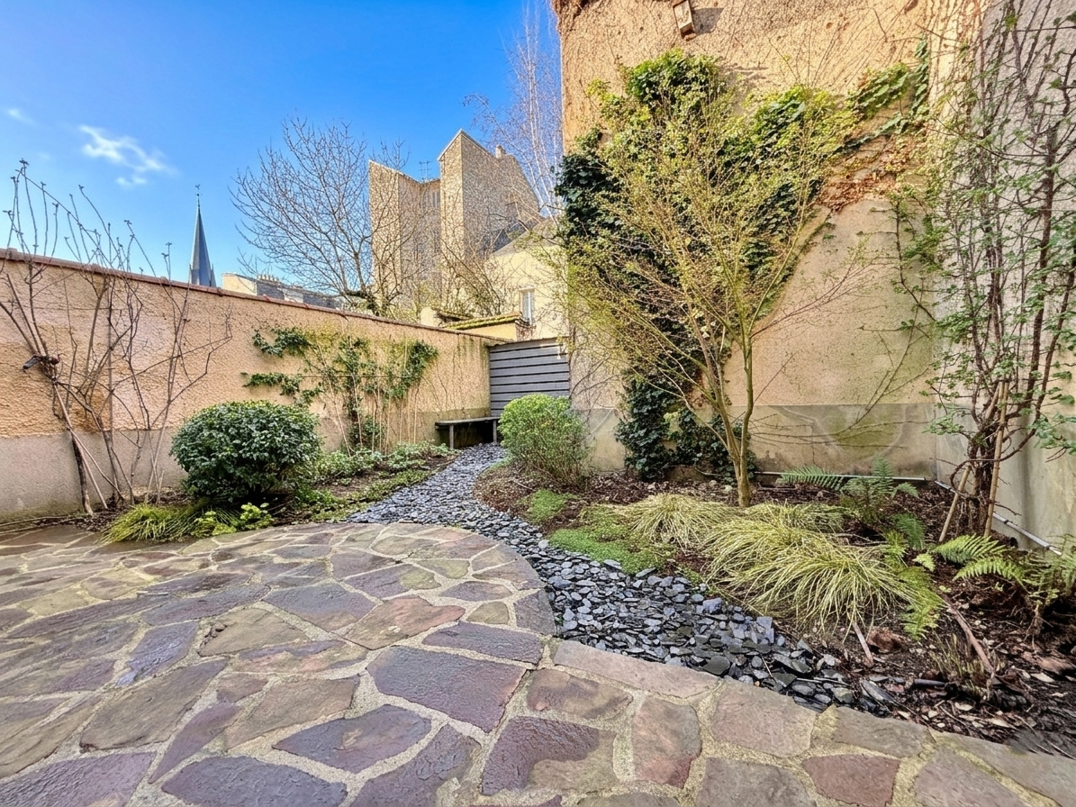 Maison de caractère avec jardin et stationnement - Boulevard Lundy