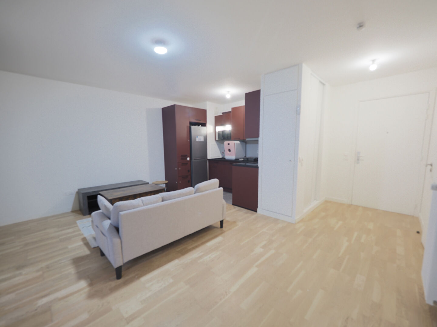 Coup de coeur garanti ! Grand studio meublé avec loggia ? Résidence récente proche métro !