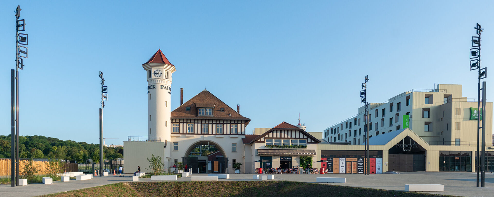 LOCAUX COMMERCIAUX AU COEUR DU CENTRE COMMERCIAL "PADDOCK" (ROMAINVILLE)