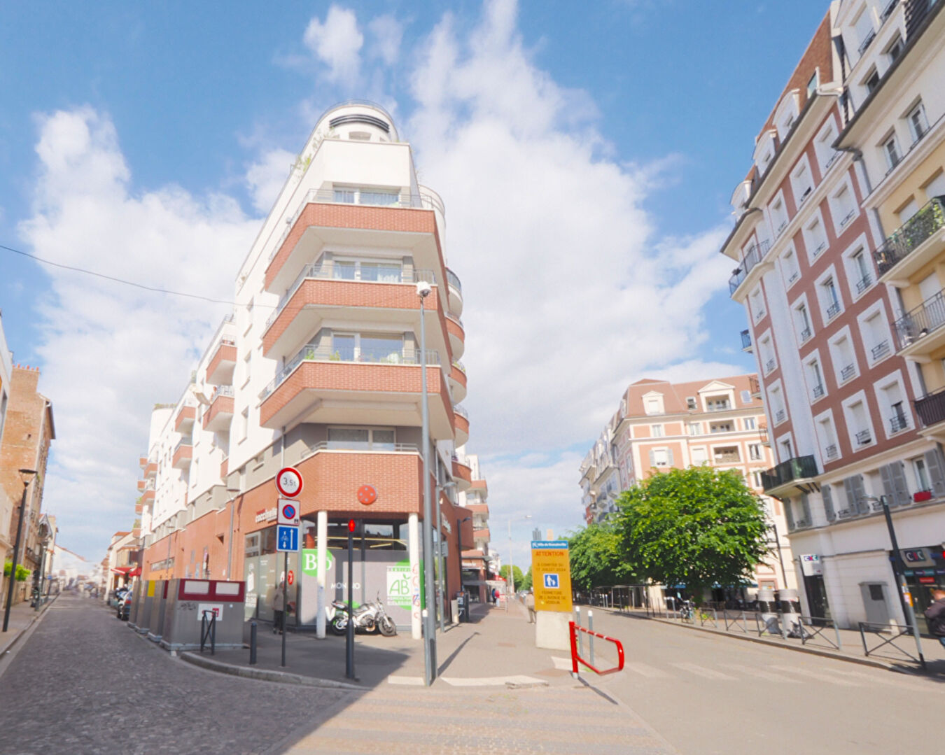 APPARTEMENT - 3 pièces 67m²  - ROMAINVILLE - Place du Marché