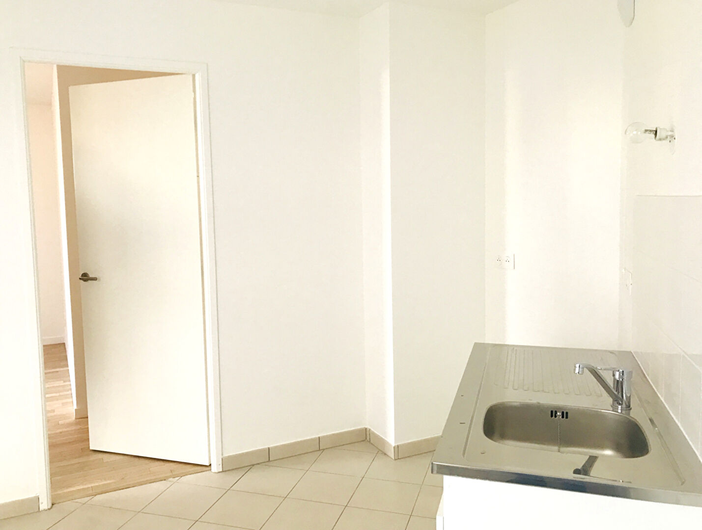 APPARTEMENT - 3 pièces 67m²  - ROMAINVILLE - Place du Marché