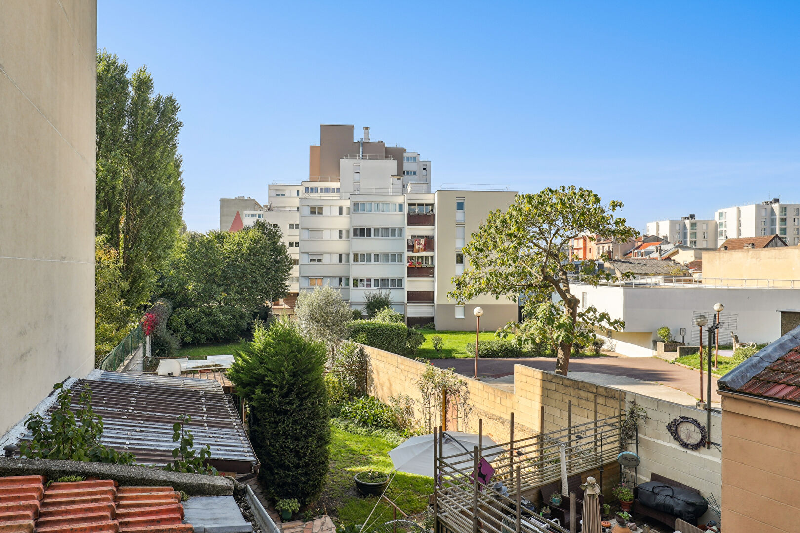 A VENRE - APPARTEMENT  + ABRI DE JARDIN - ROMAINVILLE / MONTREUIL