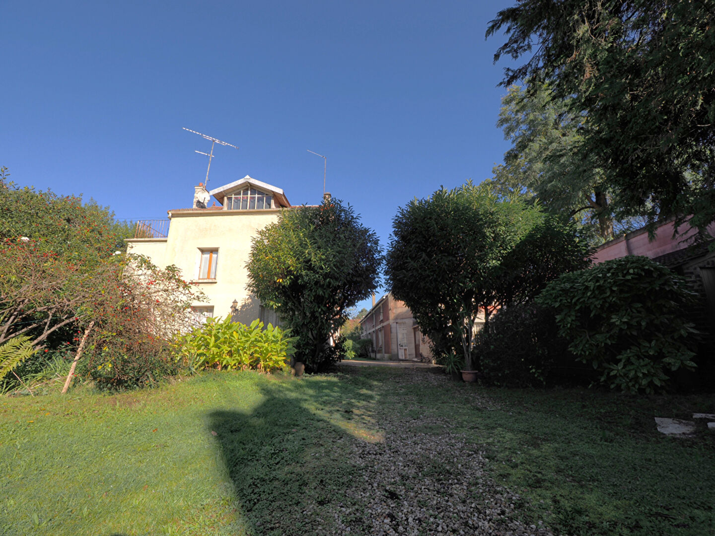 VILLEMOMBLE - 592 m² sur Terrain de 2085 m²