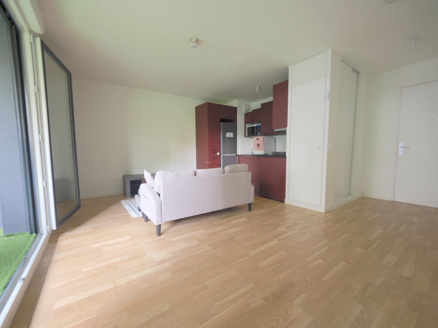 Coup de coeur garanti ! Grand studio meublé avec loggia  Résidence récente proche métro !