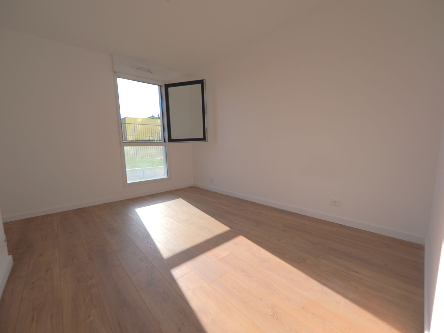 Appartement 3 pièces avec terrasse - Au coeur de la vie romainvilloise (ZAC de l'Horloge)