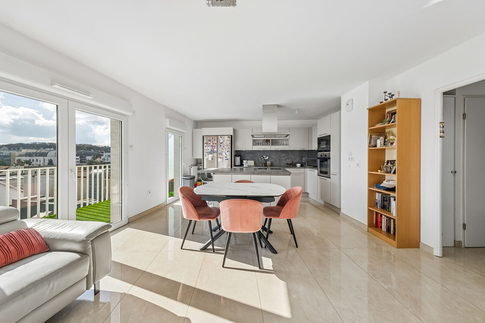 APPARTEMENT 4 PIÈCES 85M² AVEC VUE PANORAMIQUE ET EXTÉRIEURS