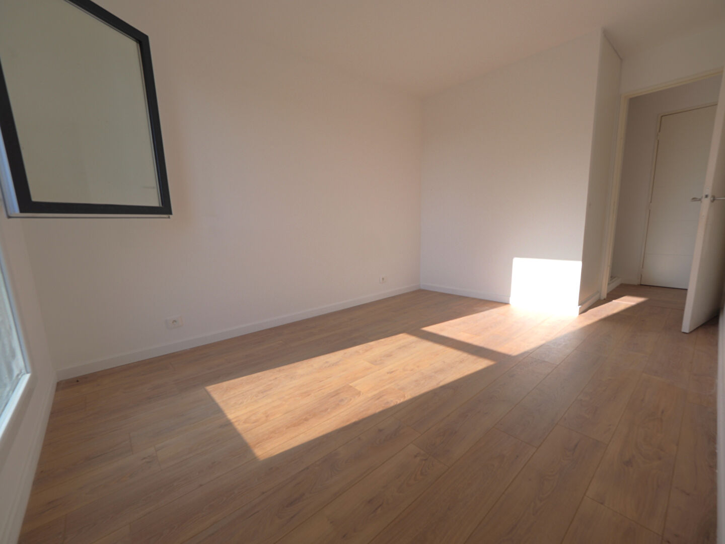 Appartement 3 pièces avec terrasse - Au coeur de la vie romainvilloise (ZAC de l'Horloge)