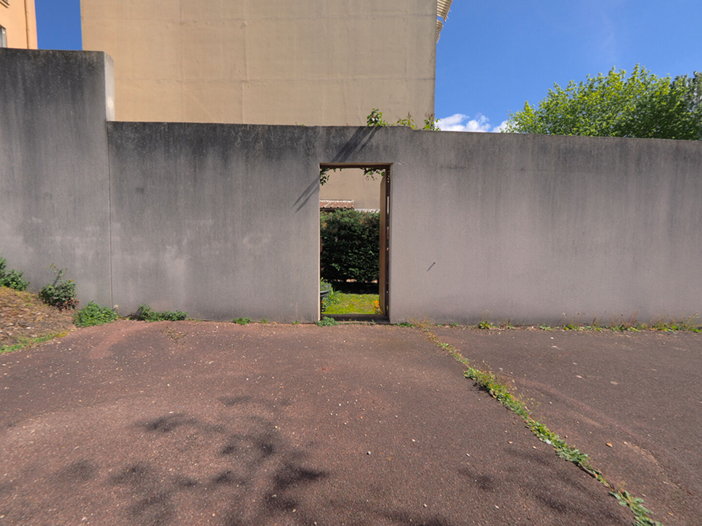 A VENRE - APPARTEMENT AVEC ABRIS DE JARDIN - ROMAINVILLE / MONTREUIL
