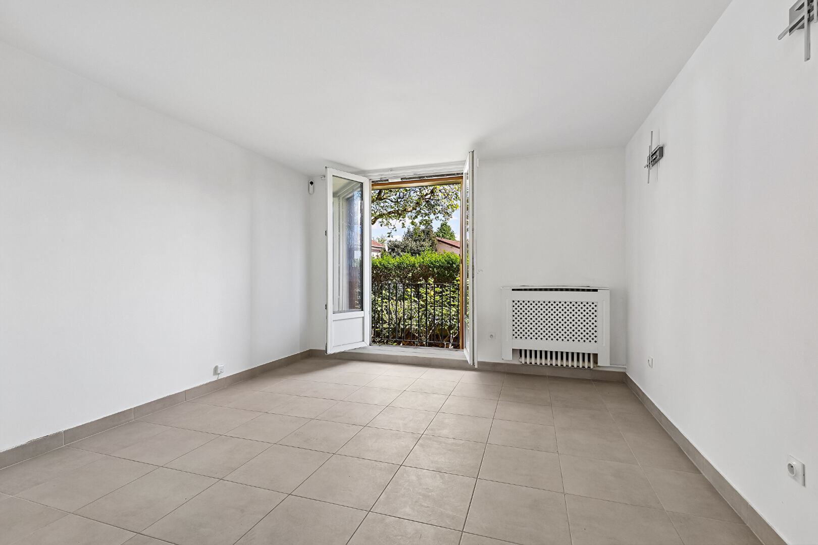 APPARTEMENT  -  4 PIECES - NOISY LE SEC - proche du RER E