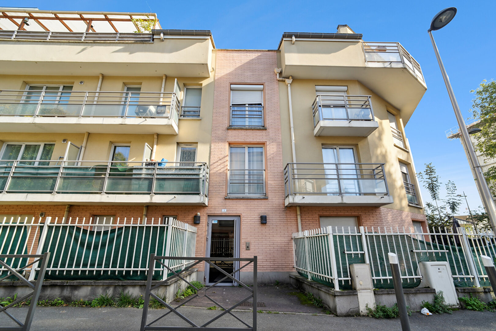 EXCLUSIVITÉ  APPARTEMENT 3 PIÈCES AVEC BALCON ET PARKING  PROCHE MÉTRO