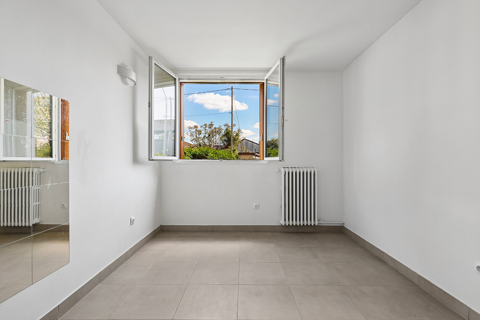 APPARTEMENT  -  4 PIECES - NOISY LE SEC - proche du RER E