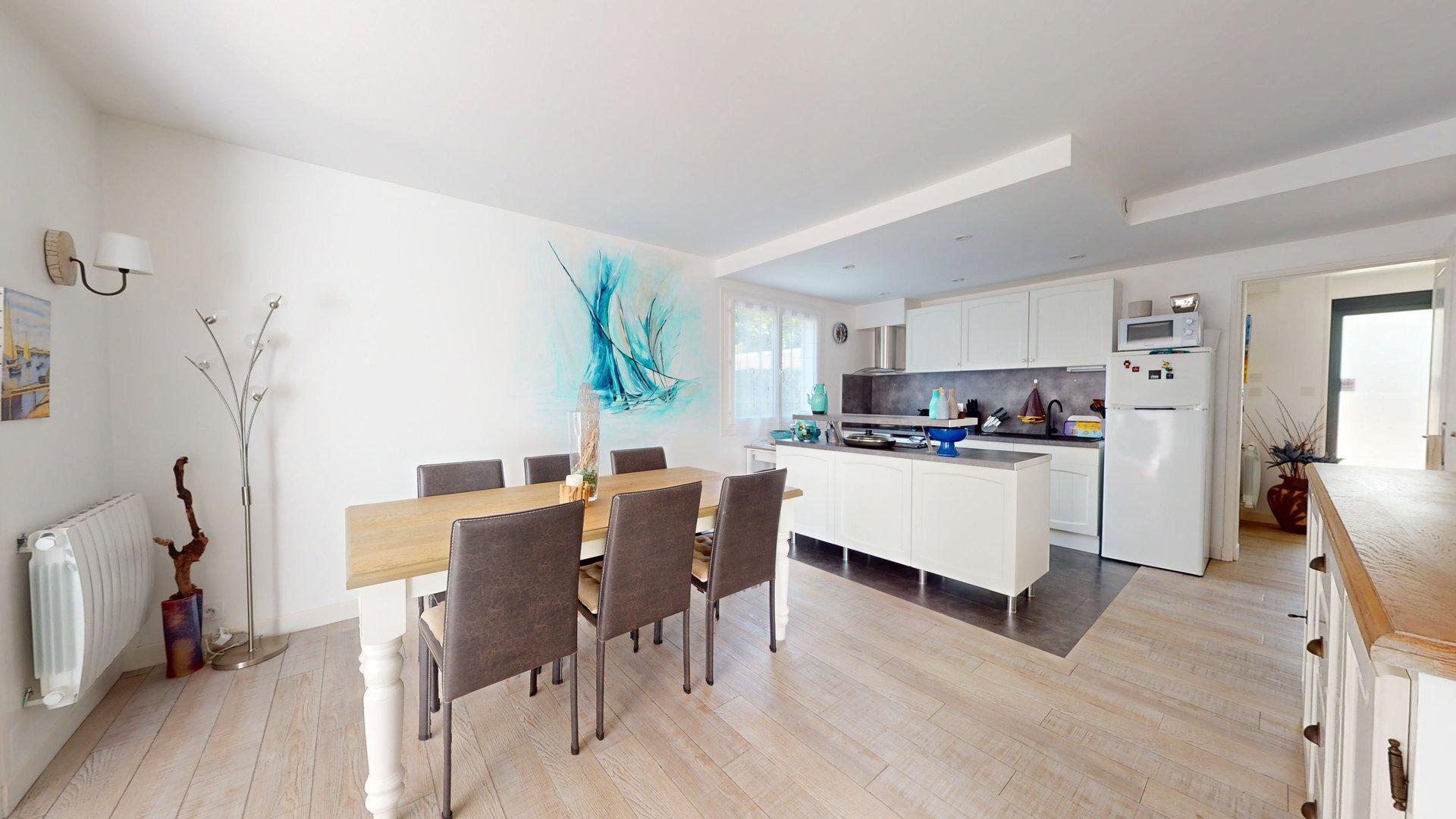 Maison à vendre à Royan - 7 pièces, 4 chambres, proche de la mer