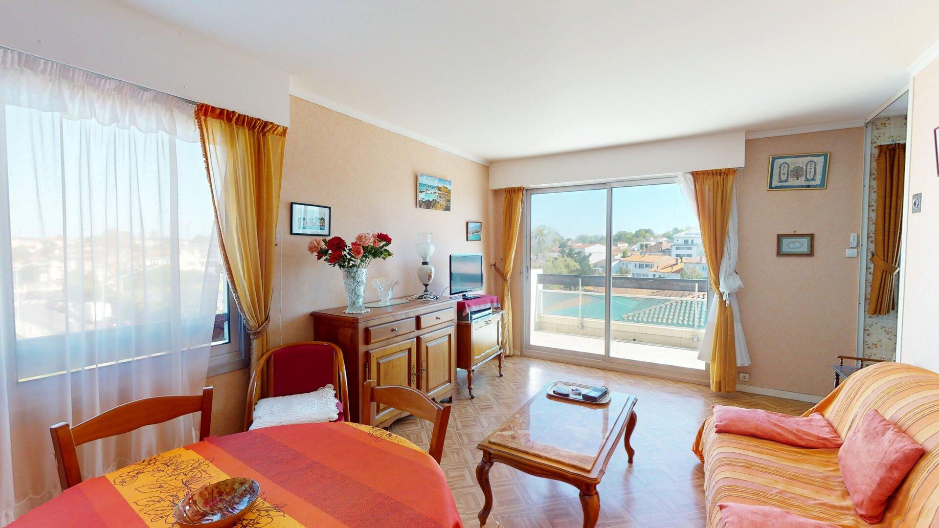 Appartement 2 pièces à vendre à Royan, dernier étage avec balcon et parking