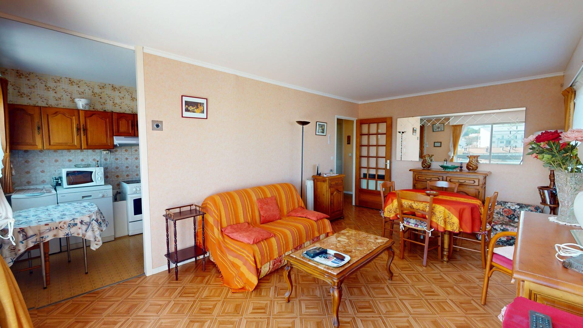 Appartement 2 pièces à vendre à Royan, dernier étage avec balcon et parking