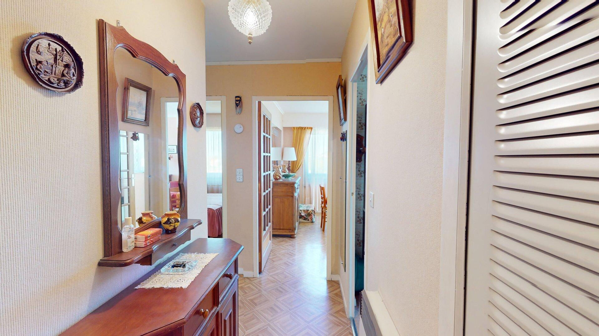 Appartement 2 pièces à vendre à Royan, dernier étage avec balcon et parking