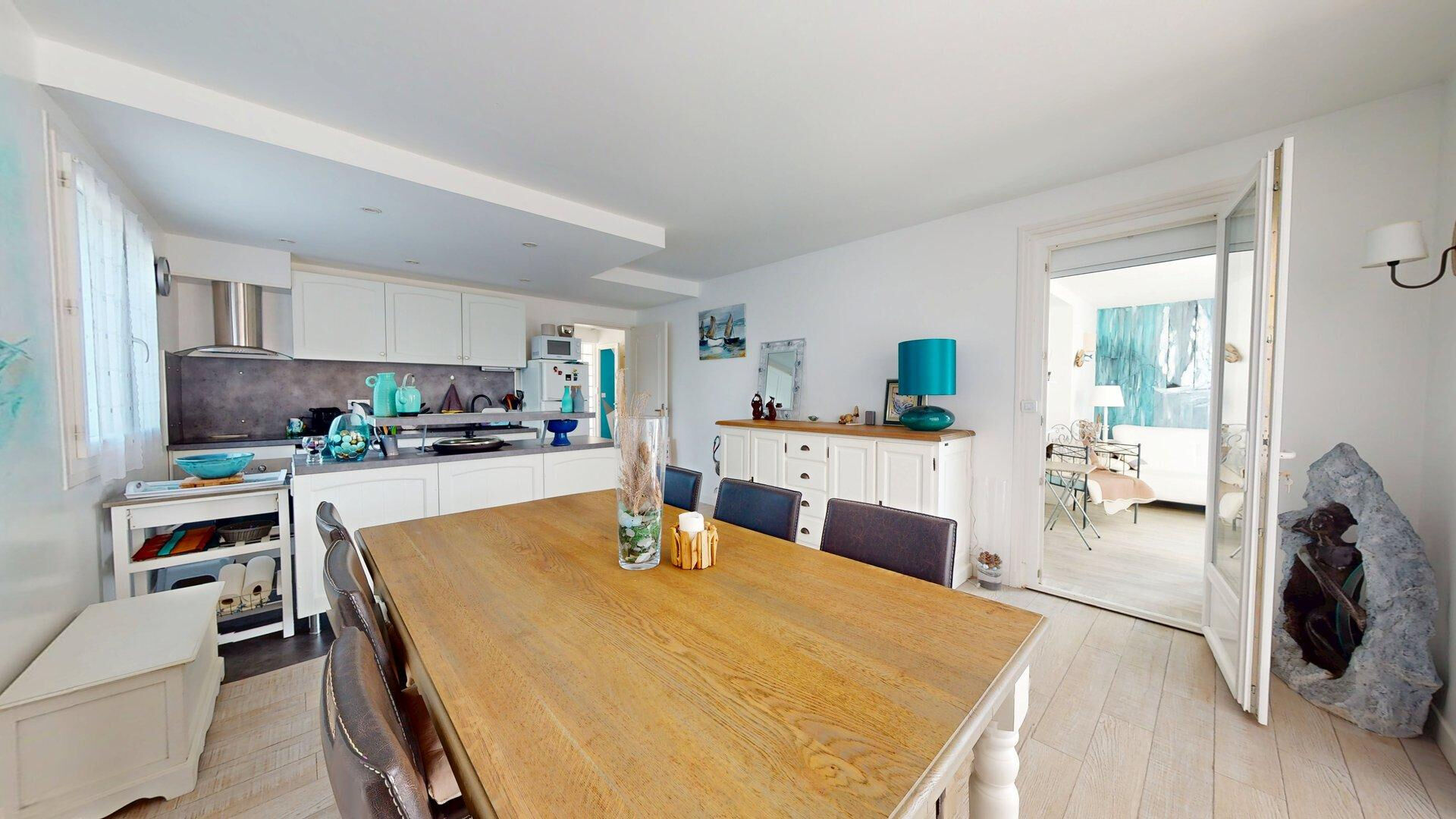 Maison à vendre à Royan - 7 pièces, 4 chambres, proche de la mer