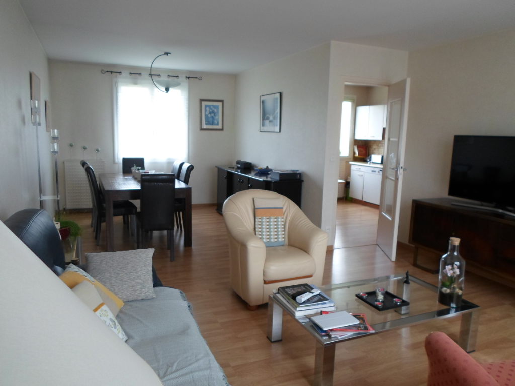 Maison d'environ 88 m² à vendre à SABLE SUR SARTHE (72300).