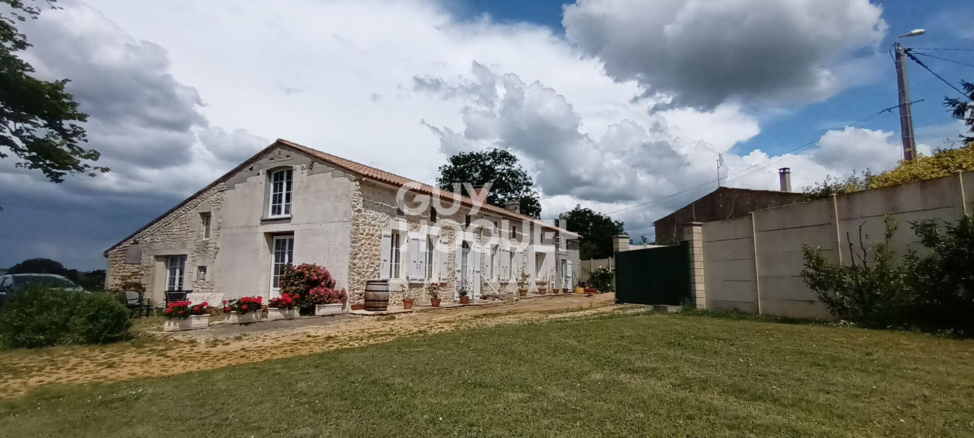 Mirambeau, longère sur 7 hectares