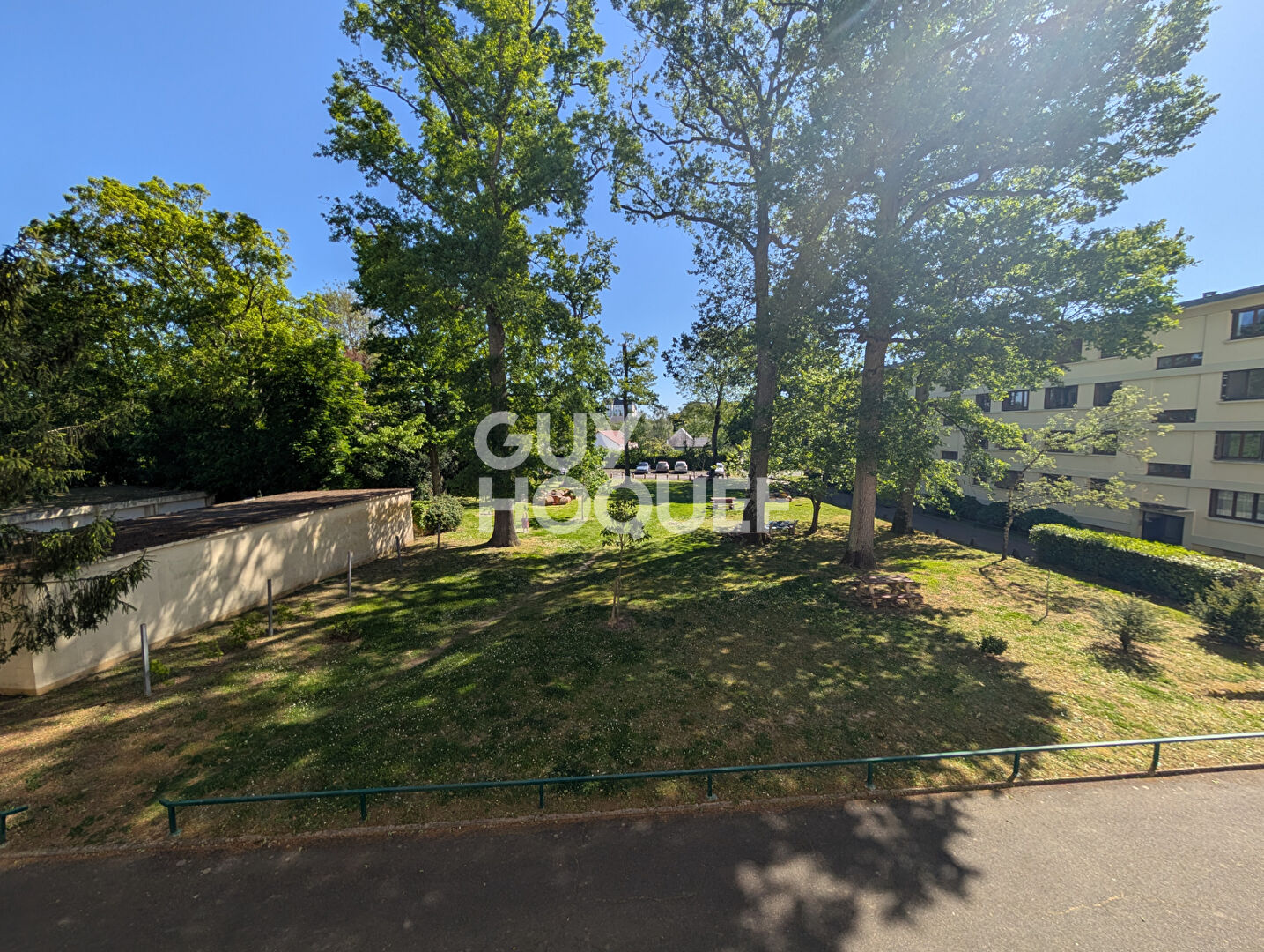 Beau T3 à St CYR CENTRE, Chauffage compris dans les charges.