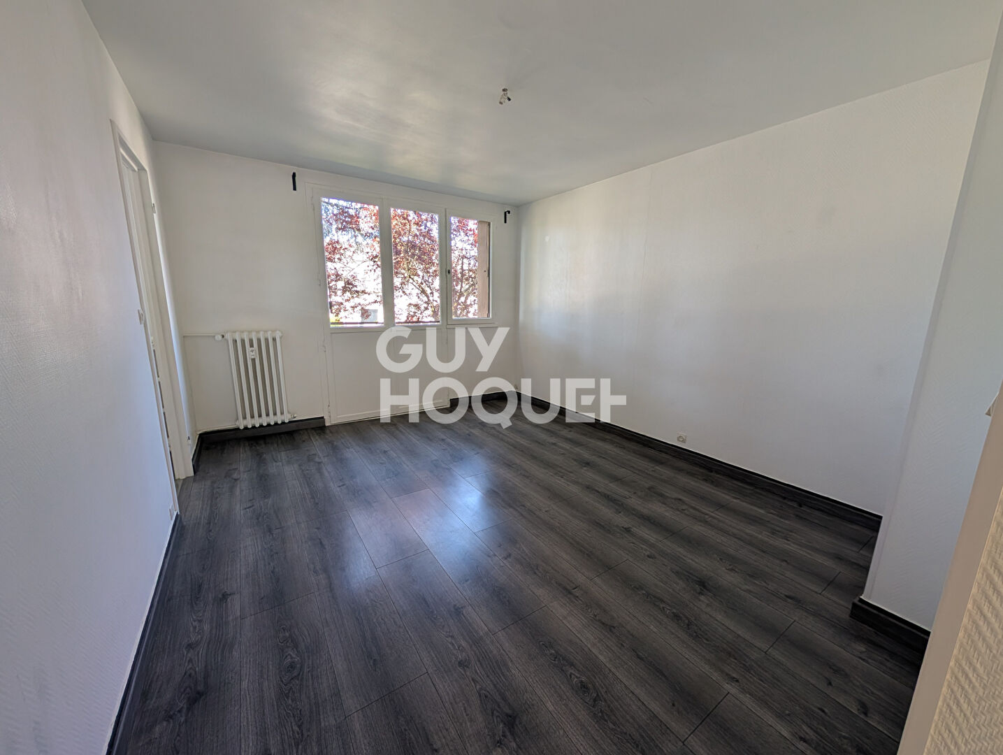 Beau T3 à St CYR CENTRE, Chauffage compris dans les charges.