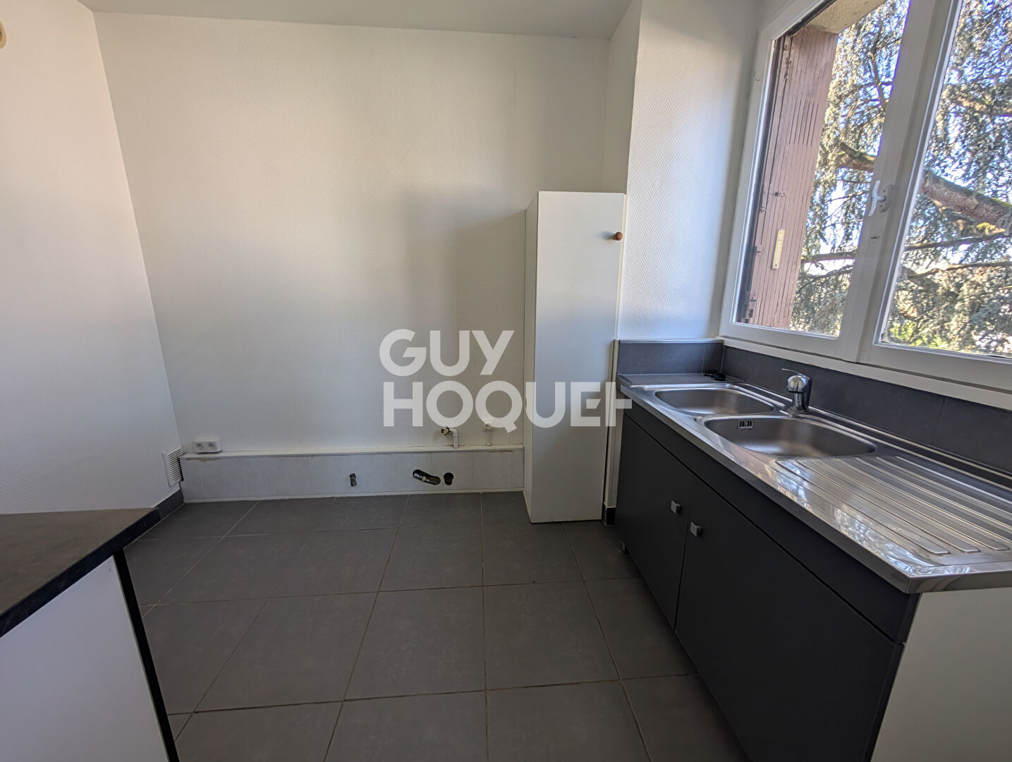 Beau T3 à St CYR CENTRE, Chauffage compris dans les charges.