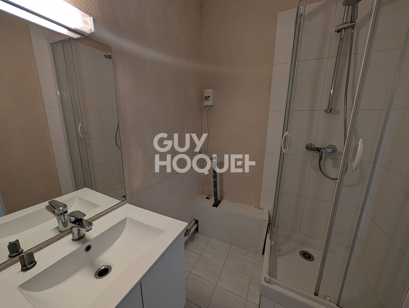 Beau T3 à St CYR CENTRE, Chauffage compris dans les charges.