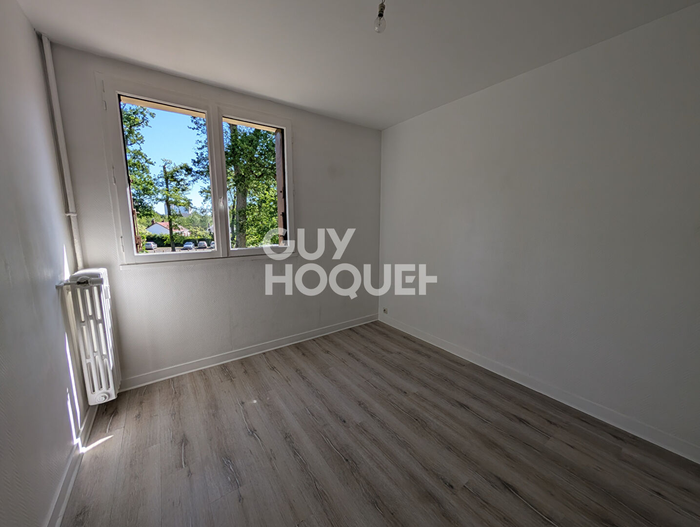 Beau T3 à St CYR CENTRE, Chauffage compris dans les charges.