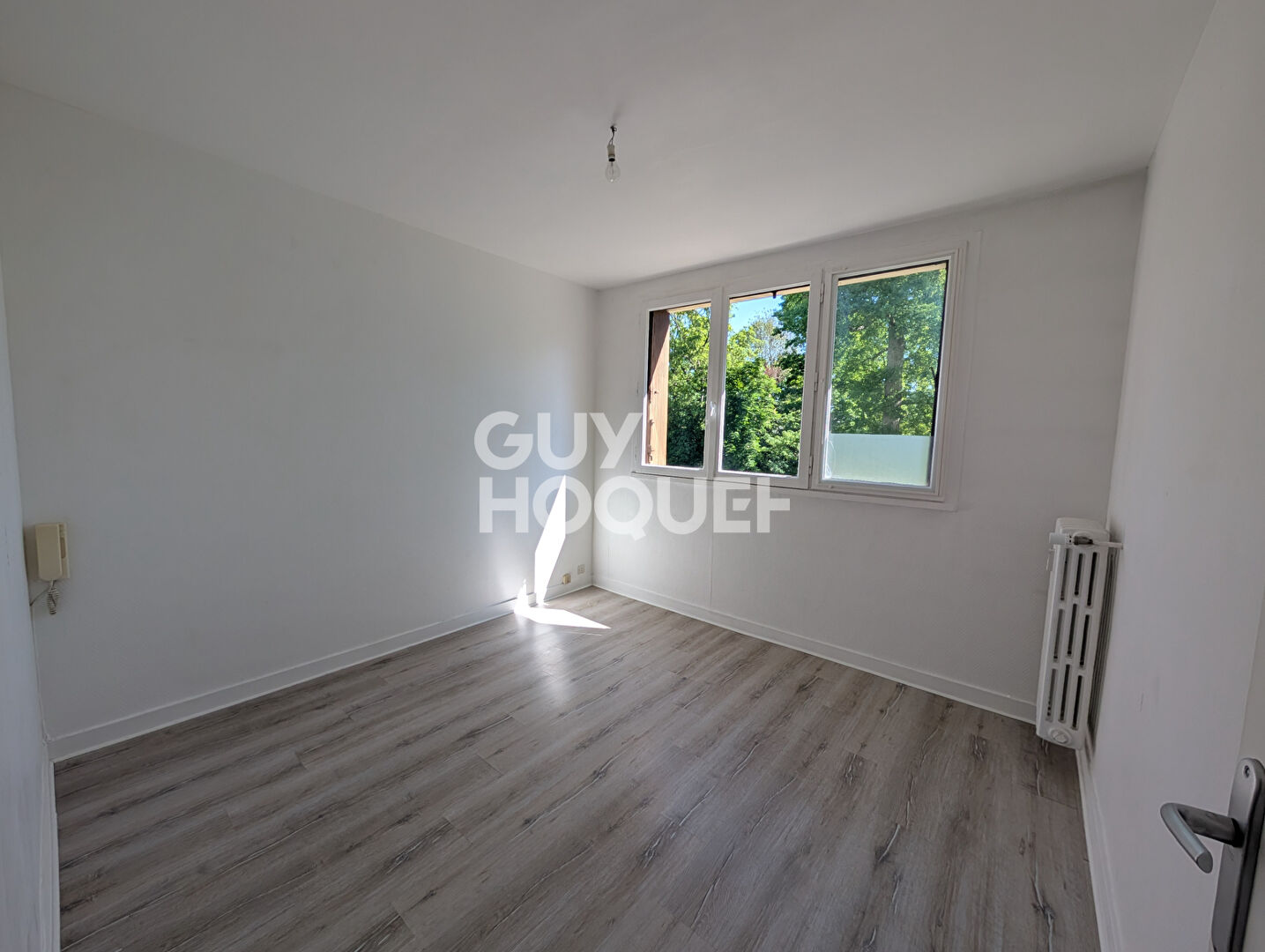 Beau T3 à St CYR CENTRE, Chauffage compris dans les charges.