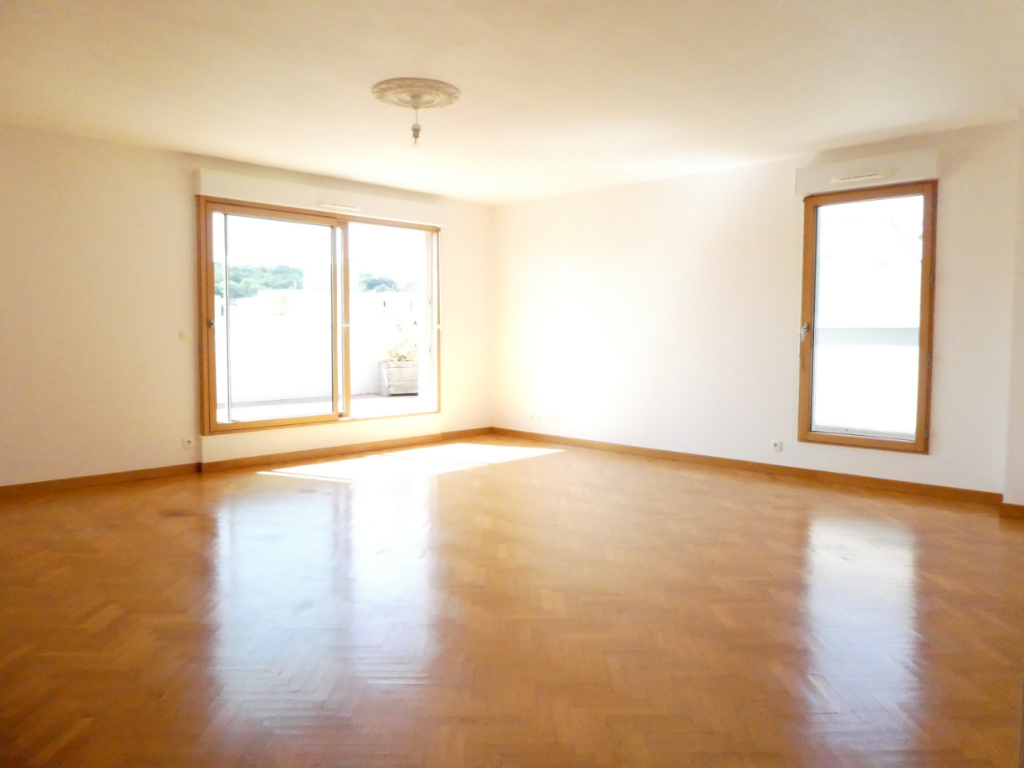 Appartement - En dernier étage avec TERRASSE - ST CYR L'ECOLE