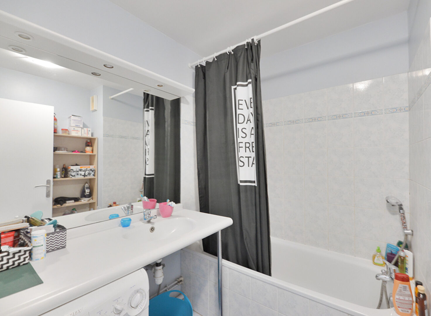 F4  de 86 m²  Dernier étage + terrasse +pkg