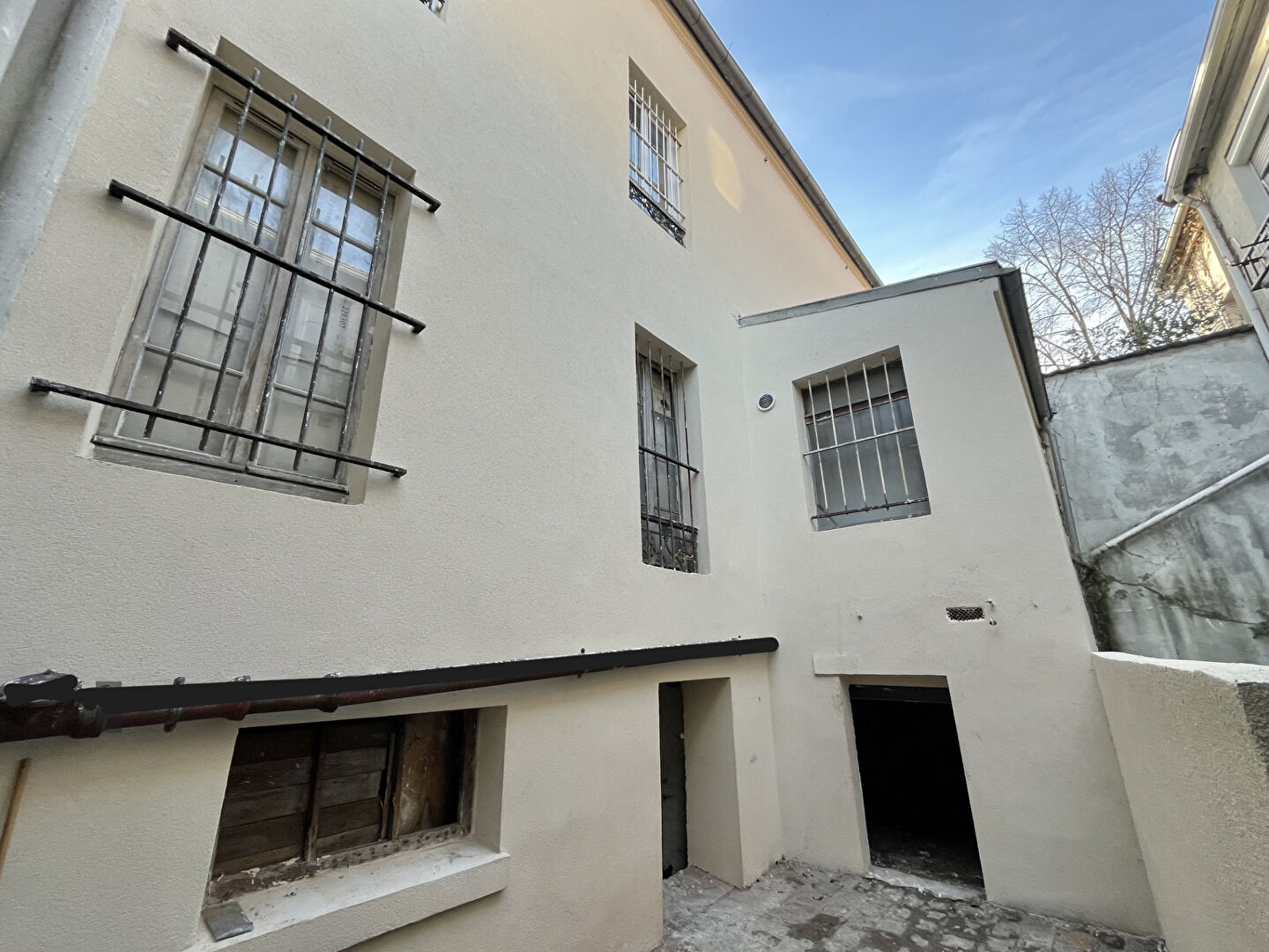 Immeuble 2 Locaux commerciaux + 2 Appts