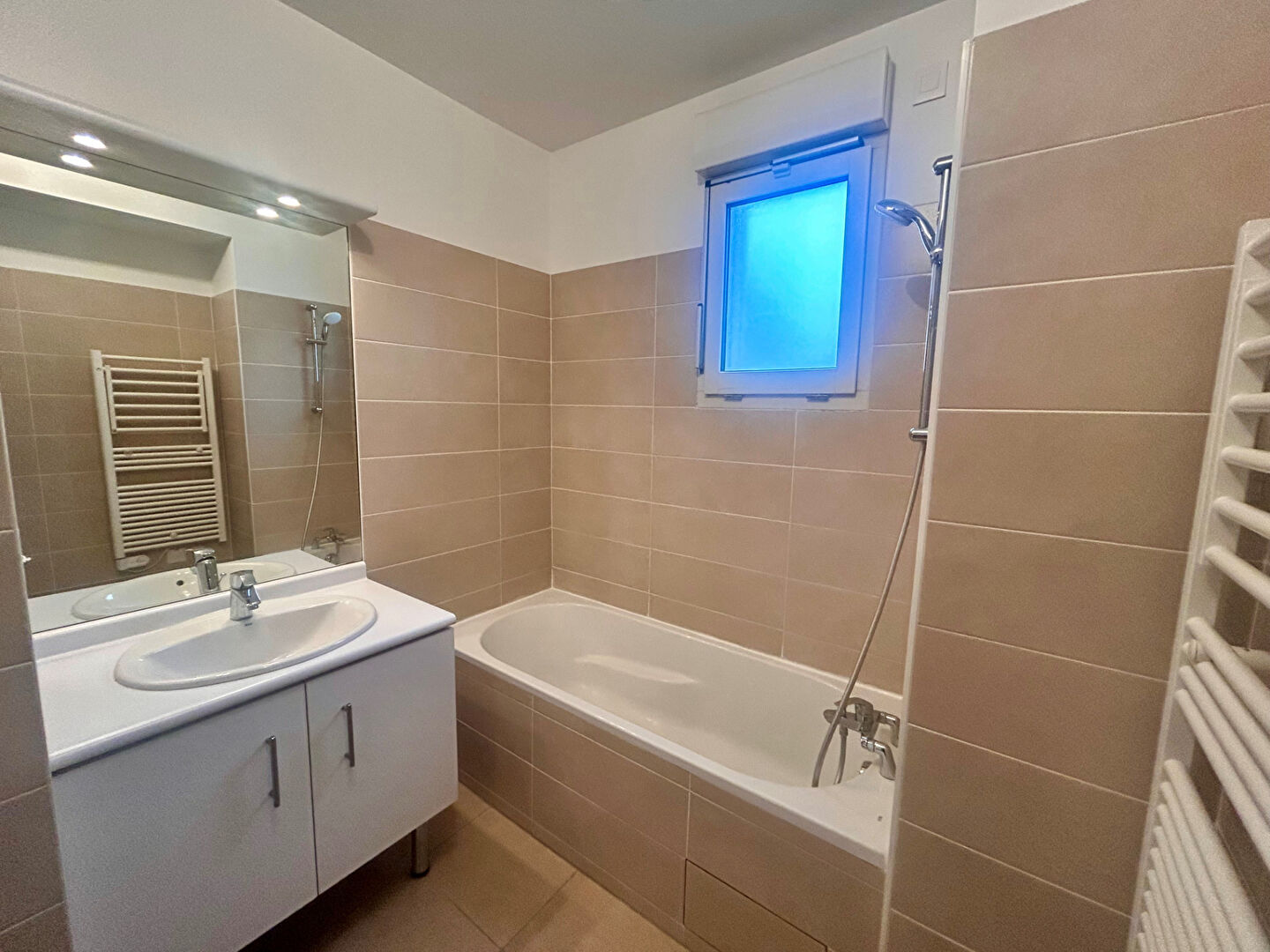 BEAU T4 RÉCENT - SAINT-DENIS -  À MOINS DE 5 MIN DU MÉTRO LIGNE 13 (PORTE DE PARIS)