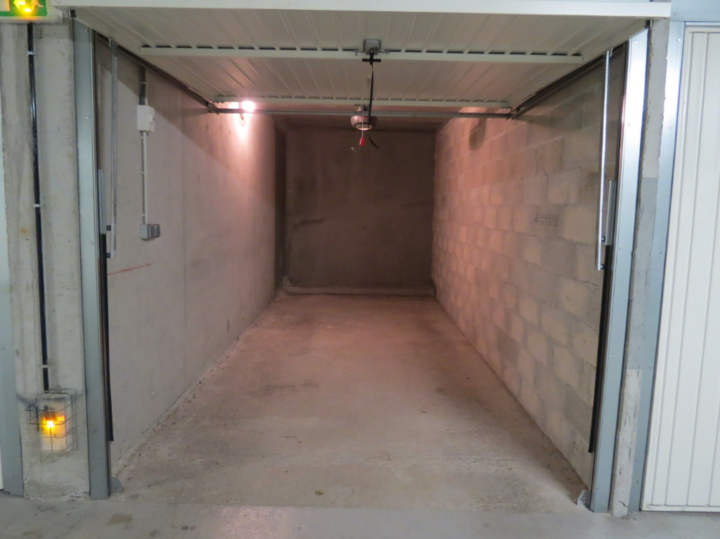 Garage hyper centre - Box avec porte automatique