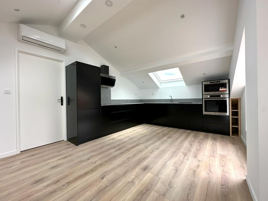 Superbe appartement atypique d'environ 110 m² au sol avec terrasse tropézienne