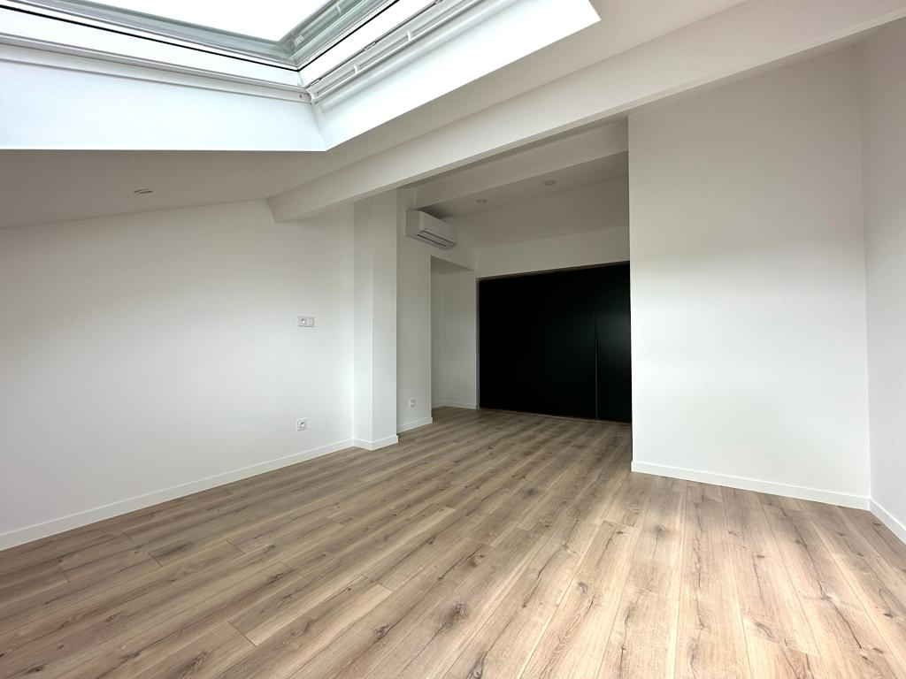 Superbe appartement atypique d'environ 110 m² au sol avec terrasse tropézienne