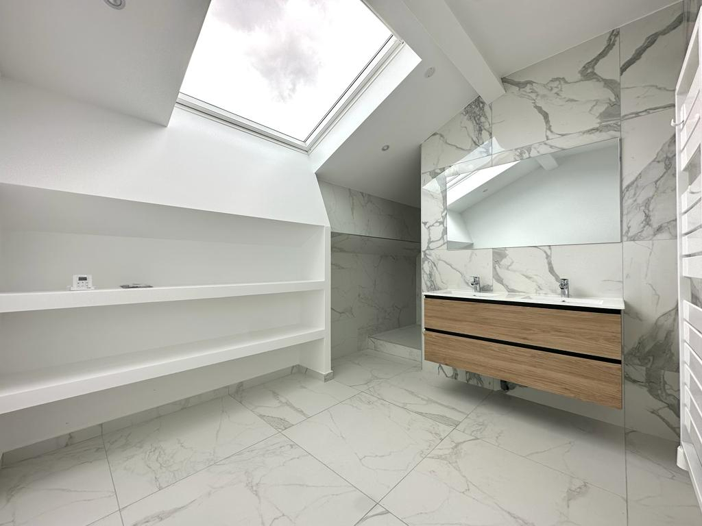 Superbe appartement atypique d'environ 110 m² au sol avec terrasse tropézienne