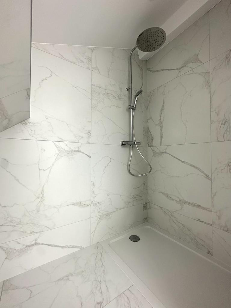Superbe appartement atypique d'environ 110 m² au sol avec terrasse tropézienne