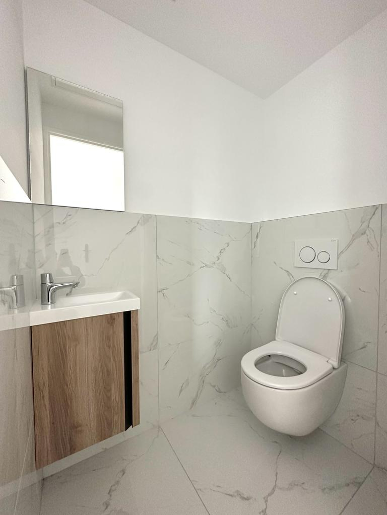 Superbe appartement atypique d'environ 110 m² au sol avec terrasse tropézienne
