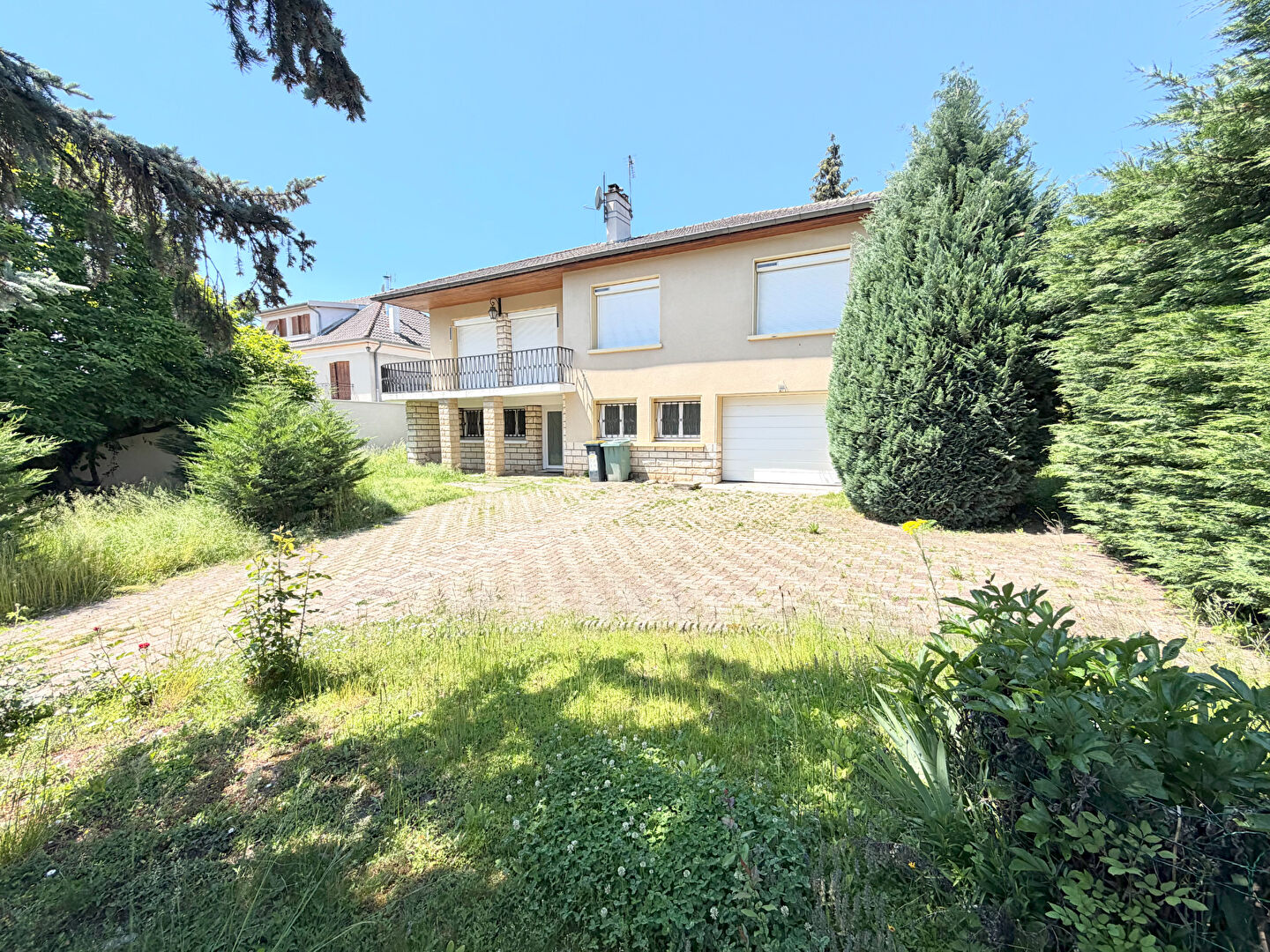Maison familiale de 146 m² située sur la commune de Sorbier, dans un secteur résidentiel calme et agréable.