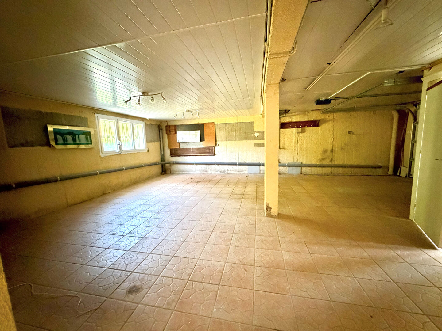 Maison familiale de 146 m² située sur la commune de Sorbier, dans un secteur résidentiel calme et agréable.