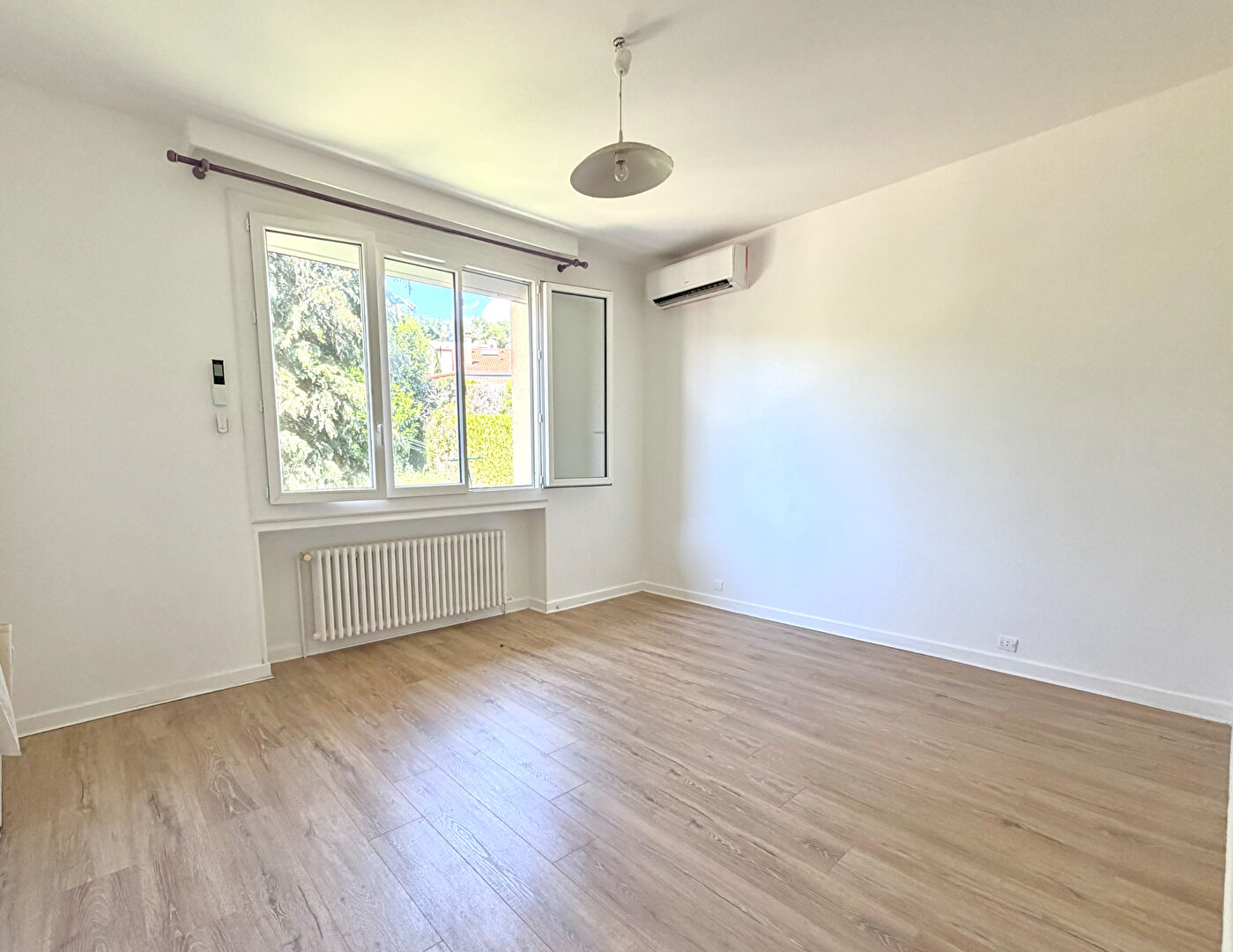 Maison familiale de 146 m² située sur la commune de Sorbier, dans un secteur résidentiel calme et agréable.