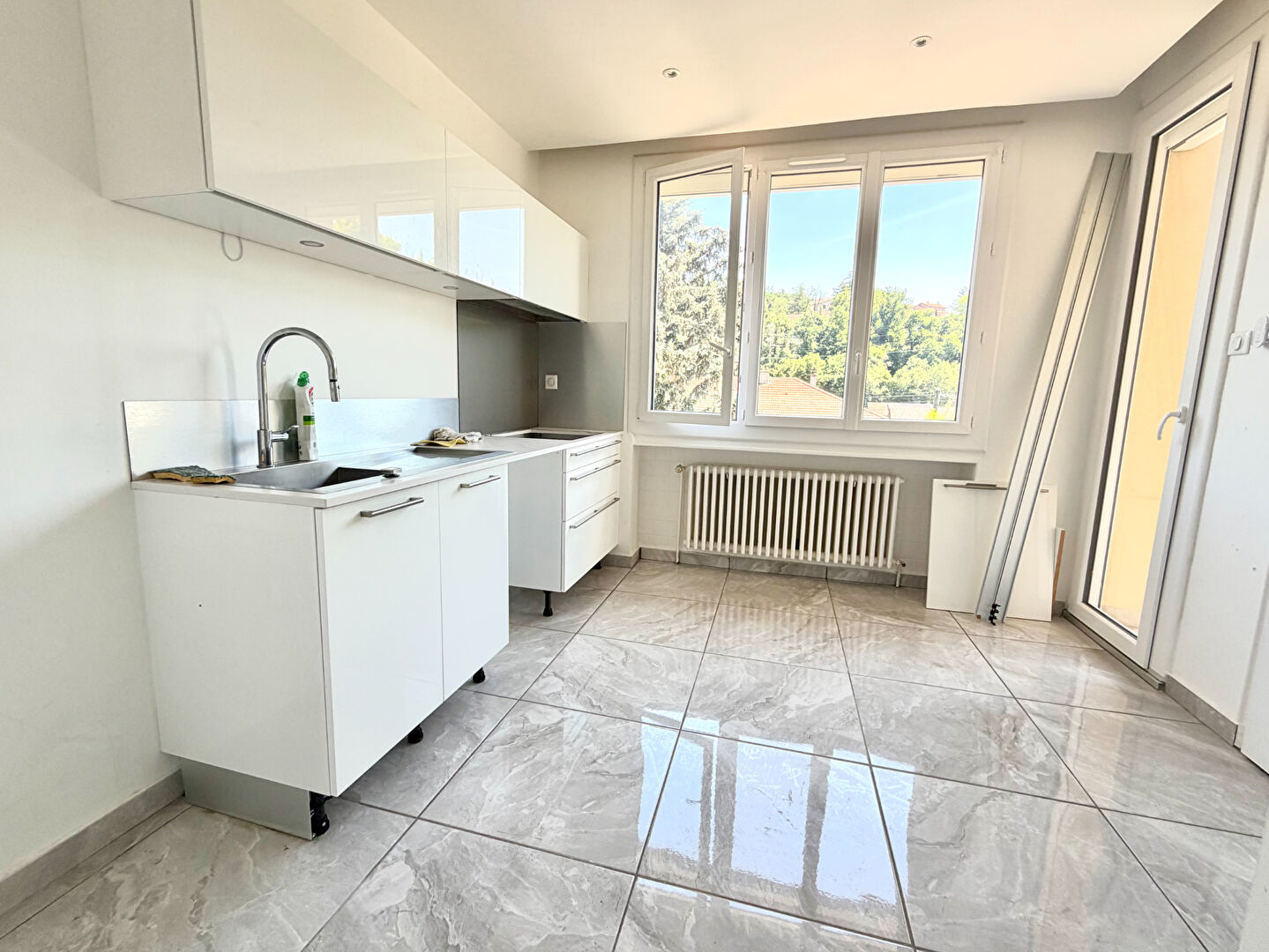 Maison familiale de 146 m² située sur la commune de Sorbier, dans un secteur résidentiel calme et agréable.