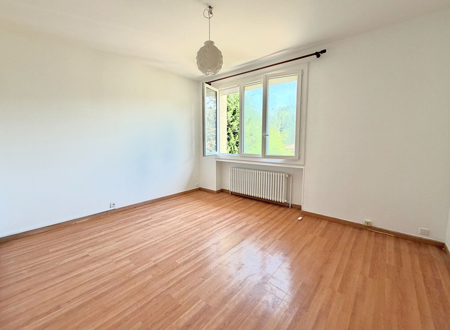 Maison familiale de 146 m² située sur la commune de Sorbier, dans un secteur résidentiel calme et agréable.